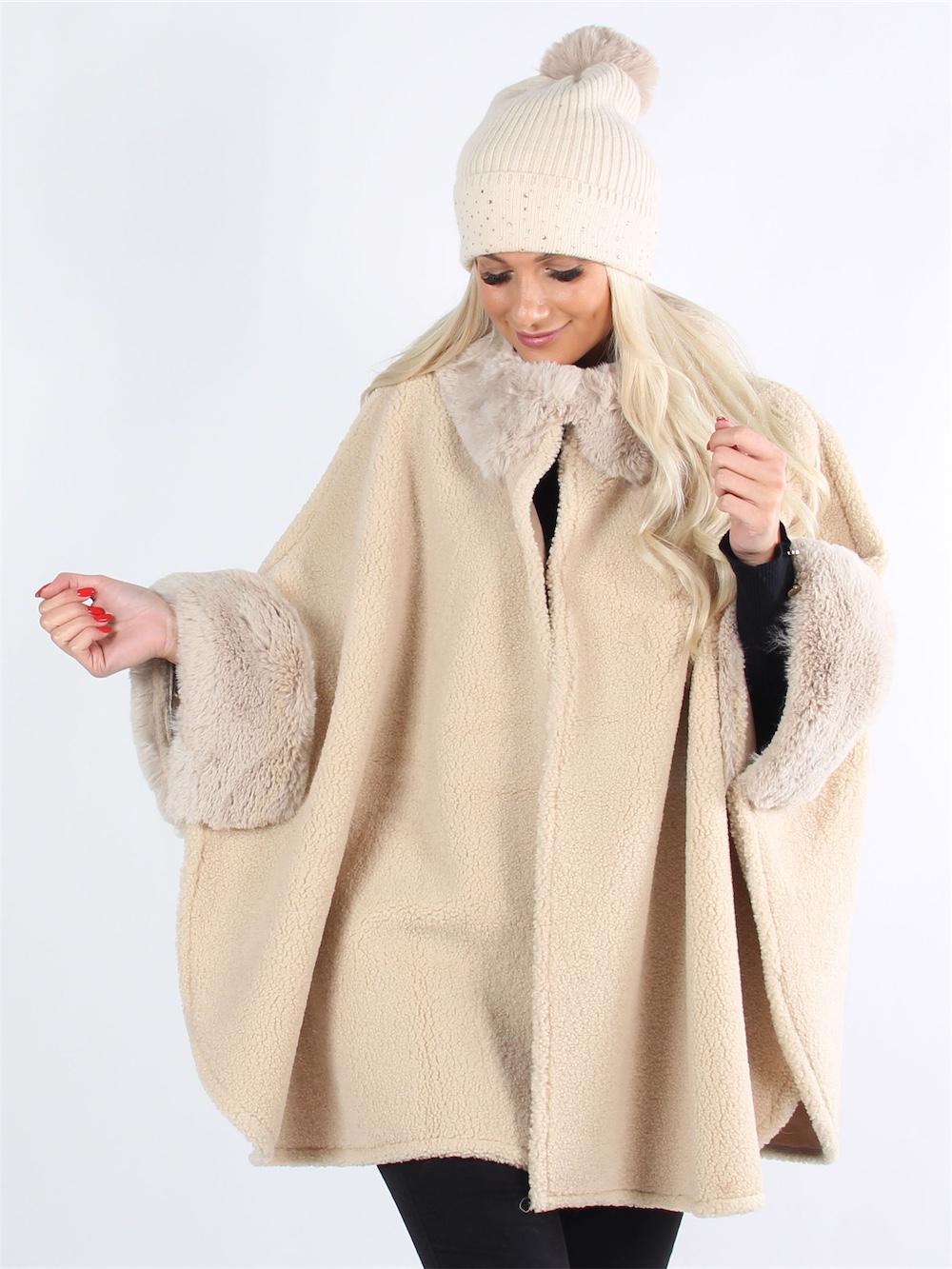 Carli - Beigefarvet poncho med faux fur kanter